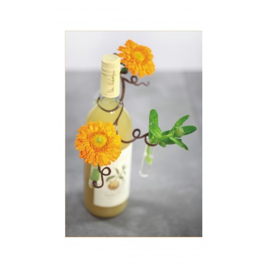 Weinflasche mit Blumen verzieren