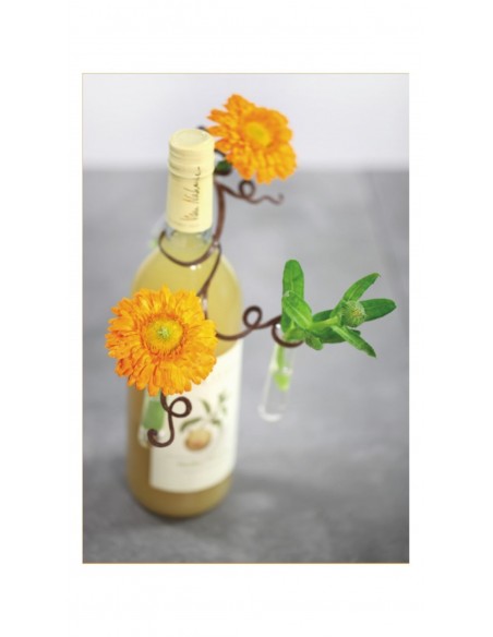 Weinflasche mit Blumen verzieren