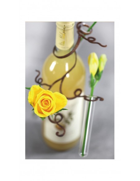 Weinflasche umwickeln mit Blumen und Reagenzglas