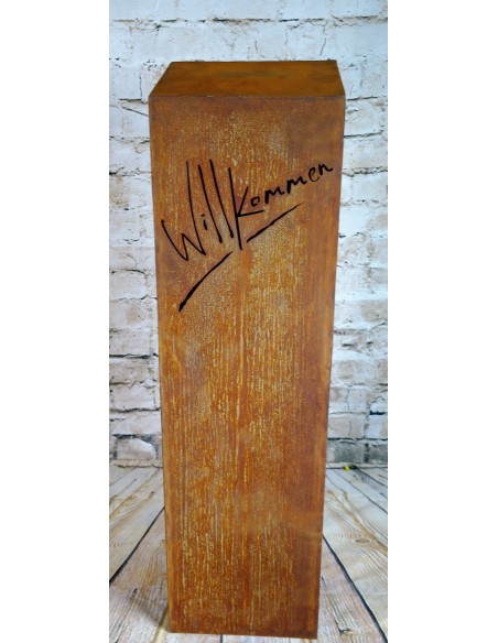 Säule "Willkommen" mit modernem Schriftzug