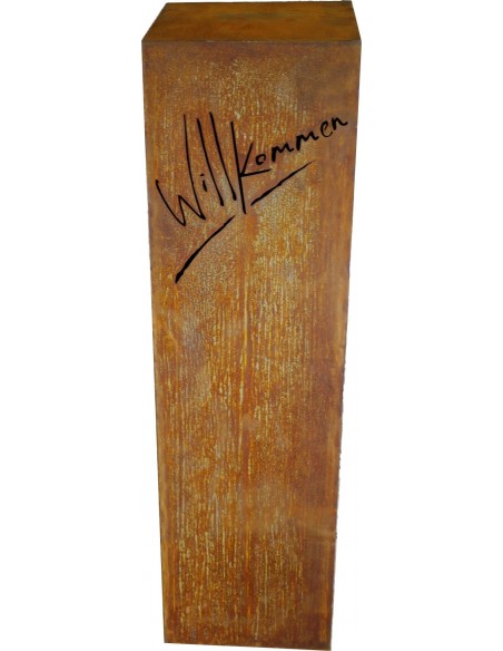 Säule "Willkommen" mit modernem Schriftzug