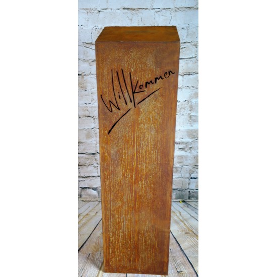 Säule "Willkommen" mit modernem Schriftzug