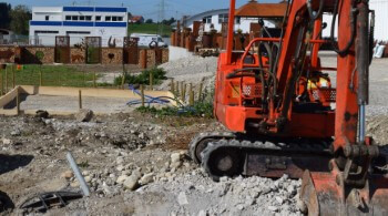 Fundament für Sichtschutzwand mit Minibagger gestalten und befestigen