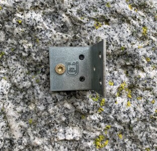 Winkelverbinder an Steinsäule