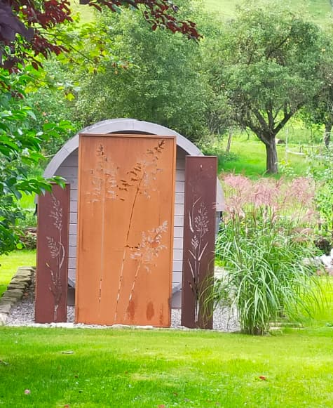 Sichtschutz aus Metall schirmt einen privaten Bereich im Garten ab