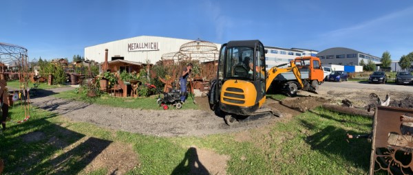 Mit einem Minibagger bauen wir einen Gartenweg aus Asphaltgranulat