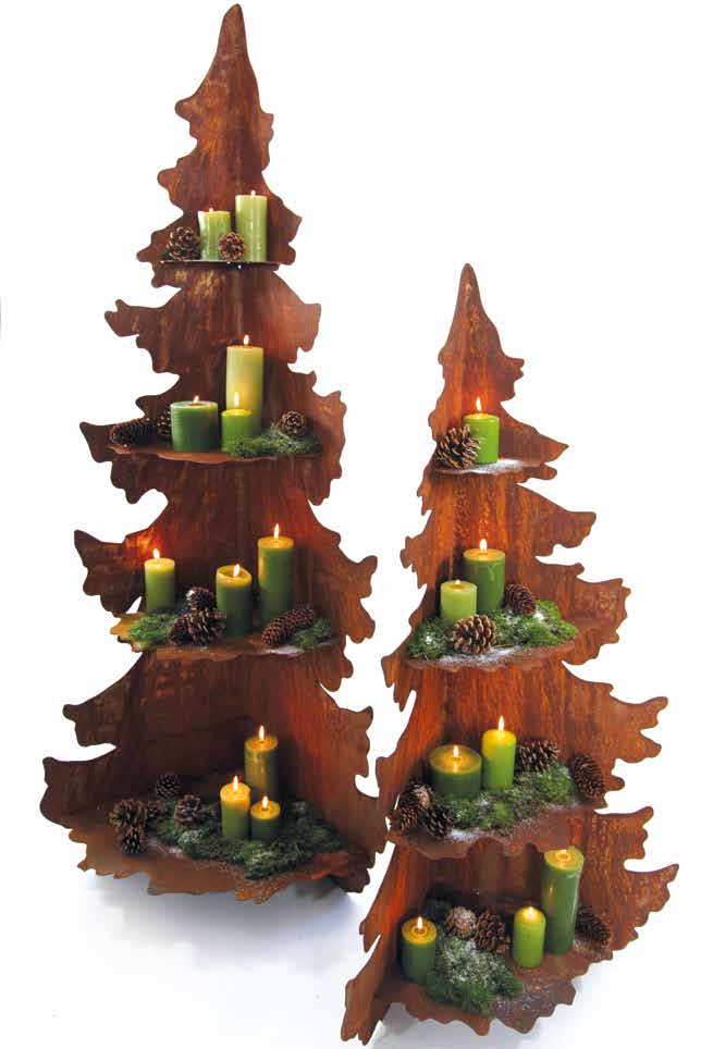 Weihnachtsbaum mit echten Kerzen geschmückt