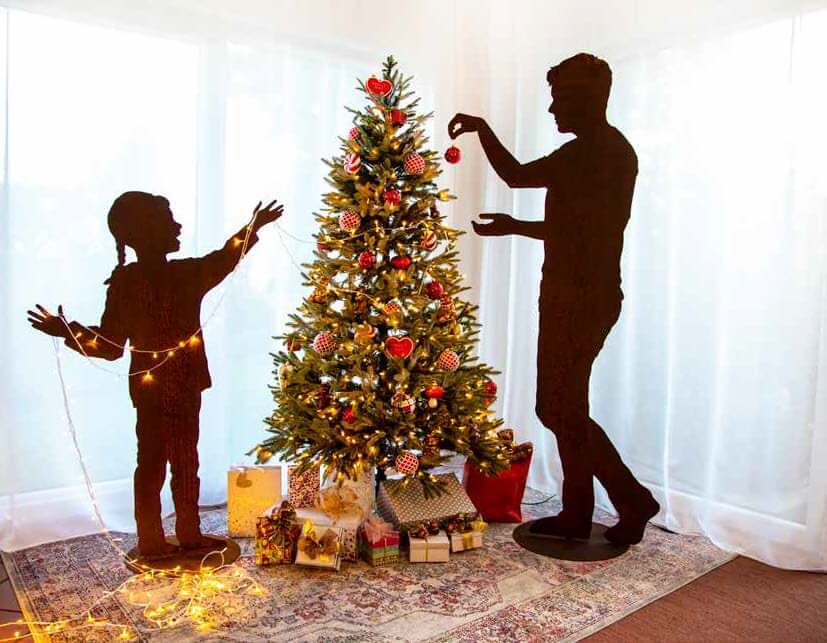 weihnachtsbaum Schmuecken mit der Familie