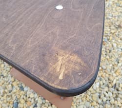 helles Birkenholz scheint bei Palisander Lasur hindurch - mutiplex Platte bei Gartenbank
