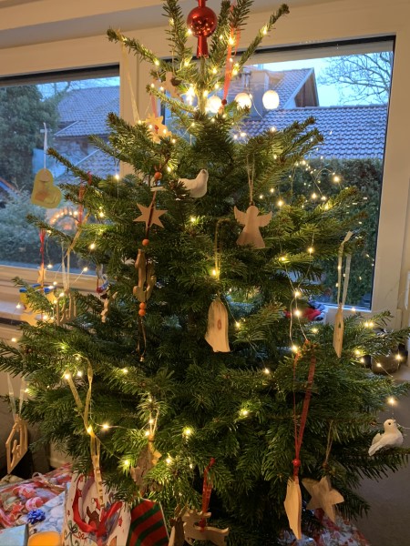 Weihanchtsbaum Zimmer mit LED Lichterkette warmweiß