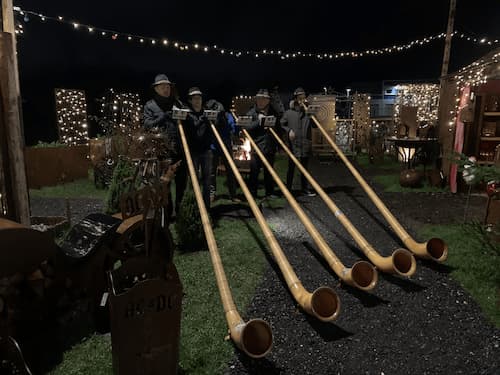 Alphornbläser im Allgäeu am Weihanchtsmarkt im rostigen Garten