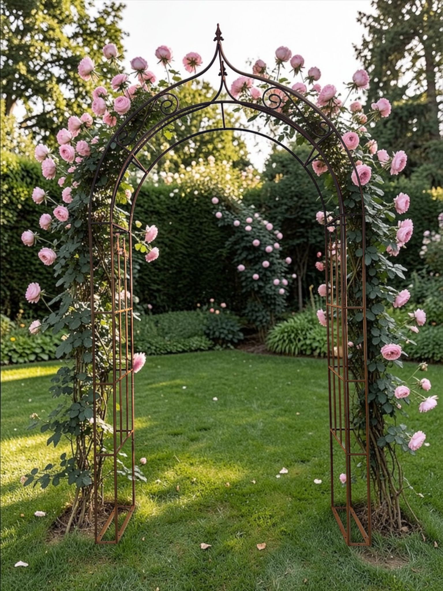 Rosenbogen aus Edelrost im Garten