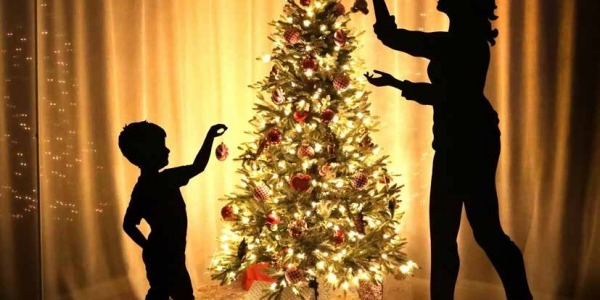 Den Weihnachtsbaum schmücken - Alle helfen mit