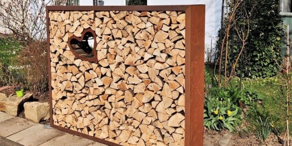 Kaminholzregal Herz als besondere Gartendeko Rost
